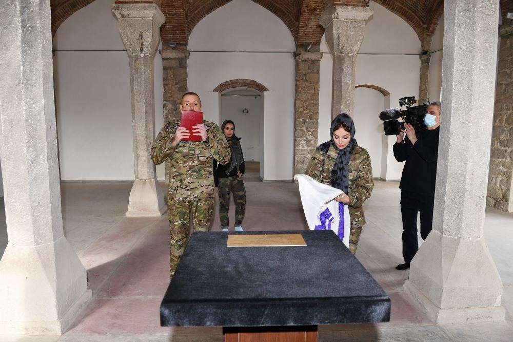 Prezident İlham Əliyev və birinci xanım Mehriban Əliyeva Şuşa məscidini ziyarət ediblər (FOTO) - Gallery Image