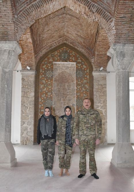 Prezident İlham Əliyev və birinci xanım Mehriban Əliyeva Şuşa məscidini ziyarət ediblər (FOTO) - Gallery Image