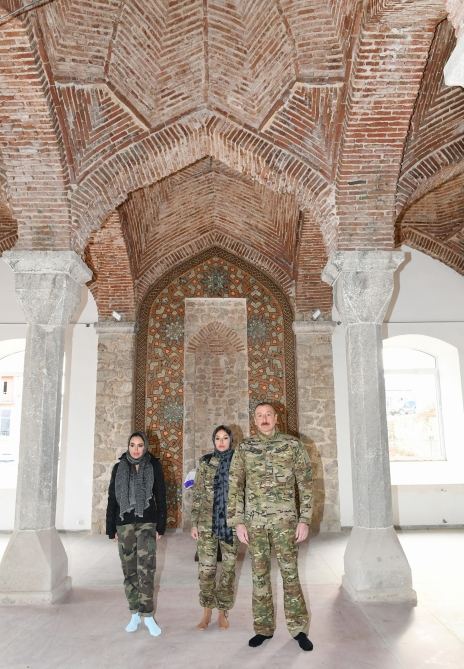 Prezident İlham Əliyev və birinci xanım Mehriban Əliyeva Şuşa məscidini ziyarət ediblər (FOTO) - Gallery Image
