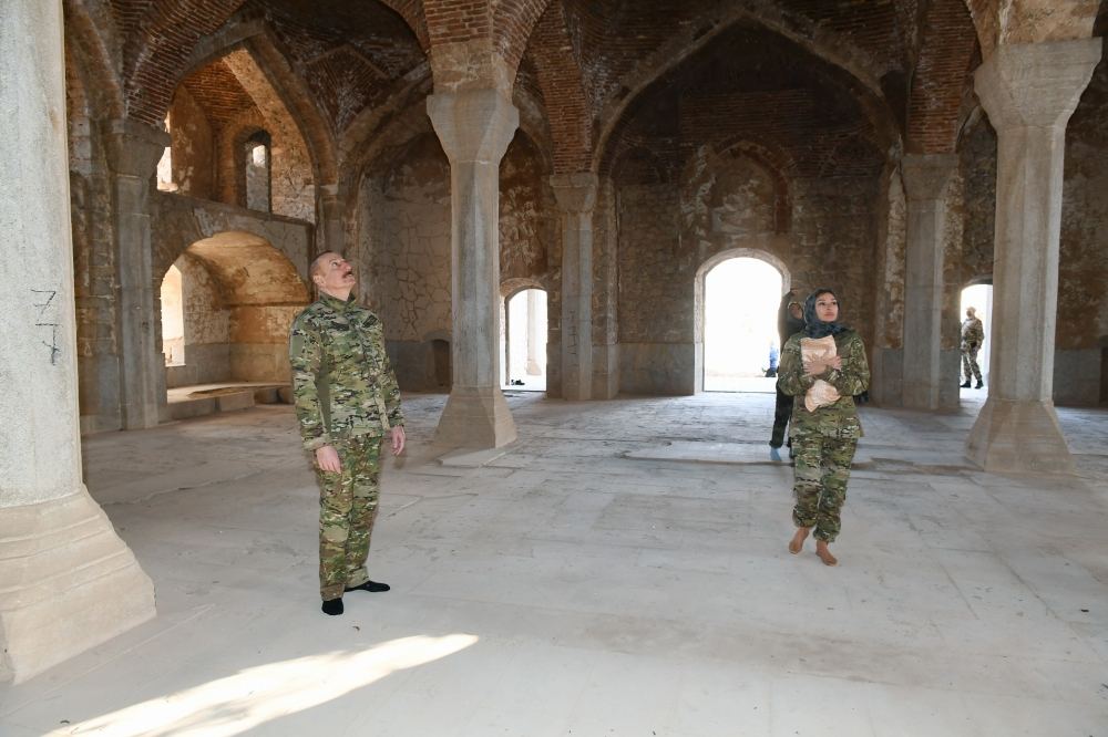 Prezident İlham Əliyev və birinci xanım Mehriban Əliyeva Şuşa məscidini ziyarət ediblər (FOTO) - Gallery Image
