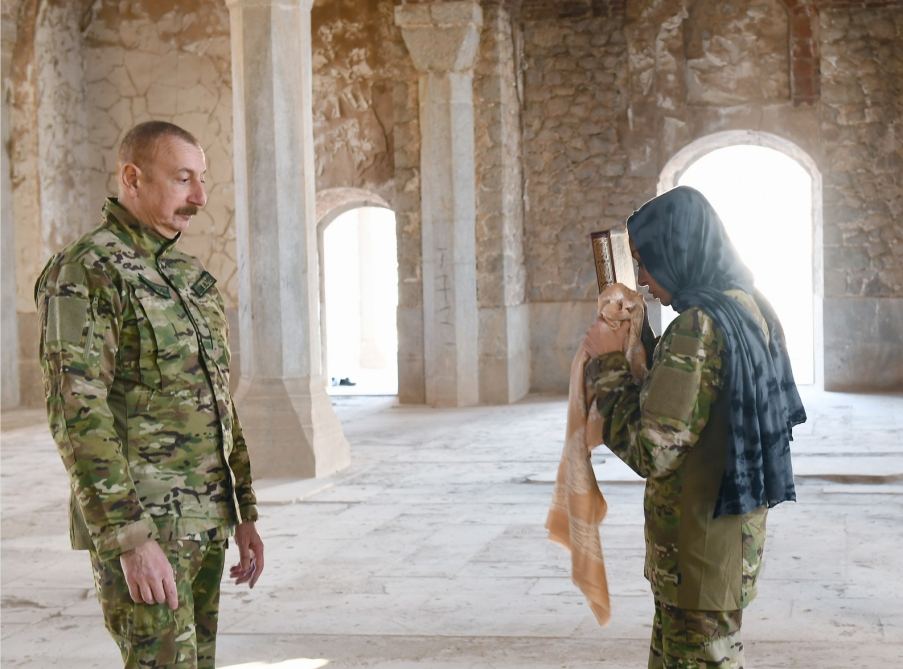 Prezident İlham Əliyev və birinci xanım Mehriban Əliyeva Şuşa məscidini ziyarət ediblər (FOTO) - Gallery Image