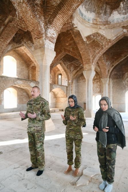 Prezident İlham Əliyev və birinci xanım Mehriban Əliyeva Şuşa məscidini ziyarət ediblər (FOTO) - Gallery Image