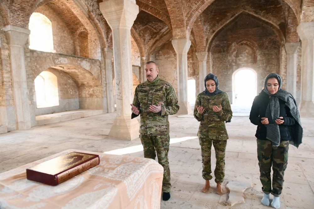 Prezident İlham Əliyev və birinci xanım Mehriban Əliyeva Şuşa məscidini ziyarət ediblər (FOTO) - Gallery Image