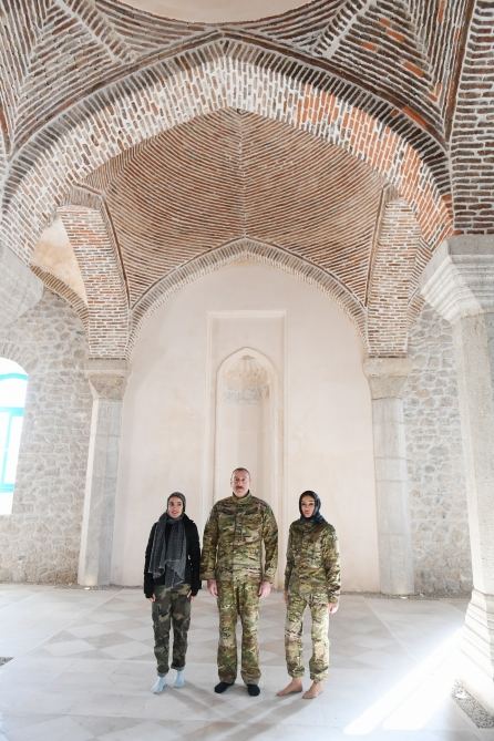 Prezident İlham Əliyev və birinci xanım Mehriban Əliyeva Şuşa məscidini ziyarət ediblər (FOTO) - Gallery Image