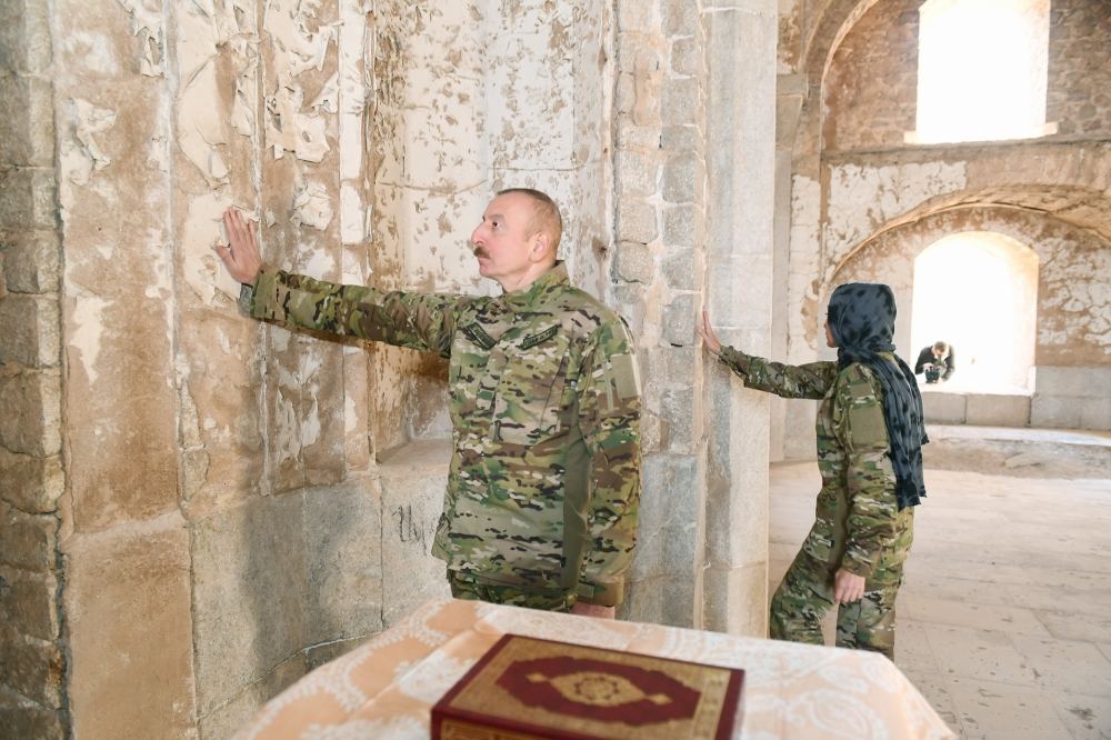Prezident İlham Əliyev və birinci xanım Mehriban Əliyeva Şuşa məscidini ziyarət ediblər (FOTO) - Gallery Image