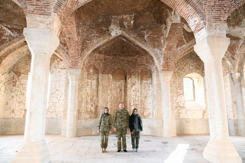 Prezident İlham Əliyev və birinci xanım Mehriban Əliyeva Şuşa məscidini ziyarət ediblər (FOTO) - Gallery Image