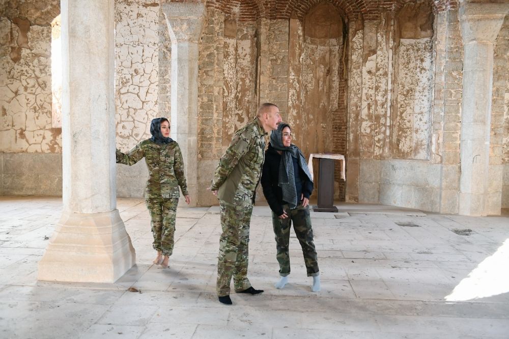 Prezident İlham Əliyev və birinci xanım Mehriban Əliyeva Şuşa məscidini ziyarət ediblər (FOTO) - Gallery Image