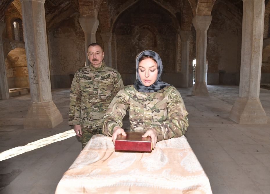 Prezident İlham Əliyev və birinci xanım Mehriban Əliyeva Şuşa məscidini ziyarət ediblər (FOTO) - Gallery Image
