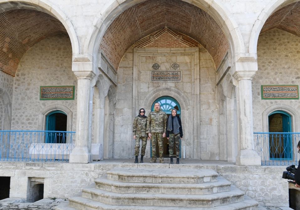 Prezident İlham Əliyev və birinci xanım Mehriban Əliyeva Şuşa məscidini ziyarət ediblər (FOTO) - Gallery Image