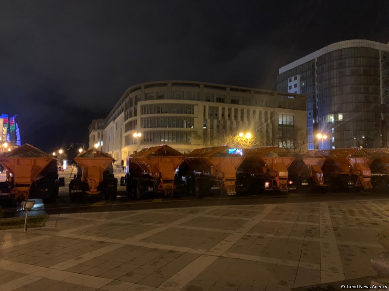 Qarlı hava görə Bakı şəhər İcra Hakimiyyəti xüsusi təyinatlı texnikaları hazır vəziyyətə gətirib (FOTO) - Gallery Image
