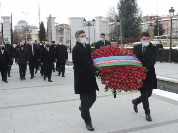 Əli Əsədov Ankarada Heydər Əliyev parkını ziyarət etdi- FOTO