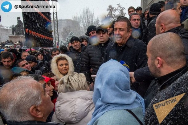 İrəvanda Paşinyanın istefası tələbi iləaksiya keçirilir (FOTOLAR)