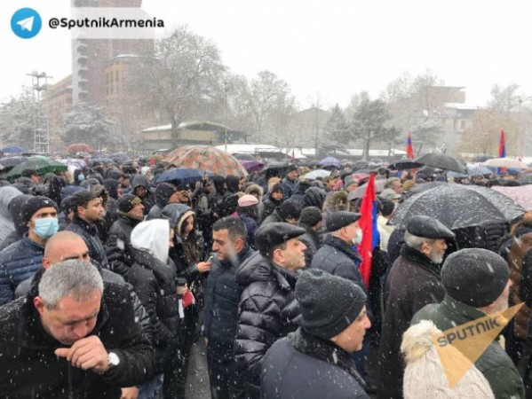 İrəvanda Paşinyanın istefası tələbi iləaksiya keçirilir (FOTOLAR)
