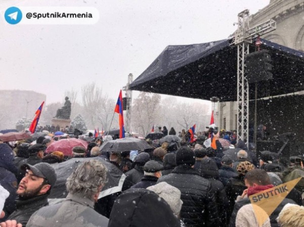 İrəvanda Paşinyanın istefası tələbi iləaksiya keçirilir (FOTOLAR)