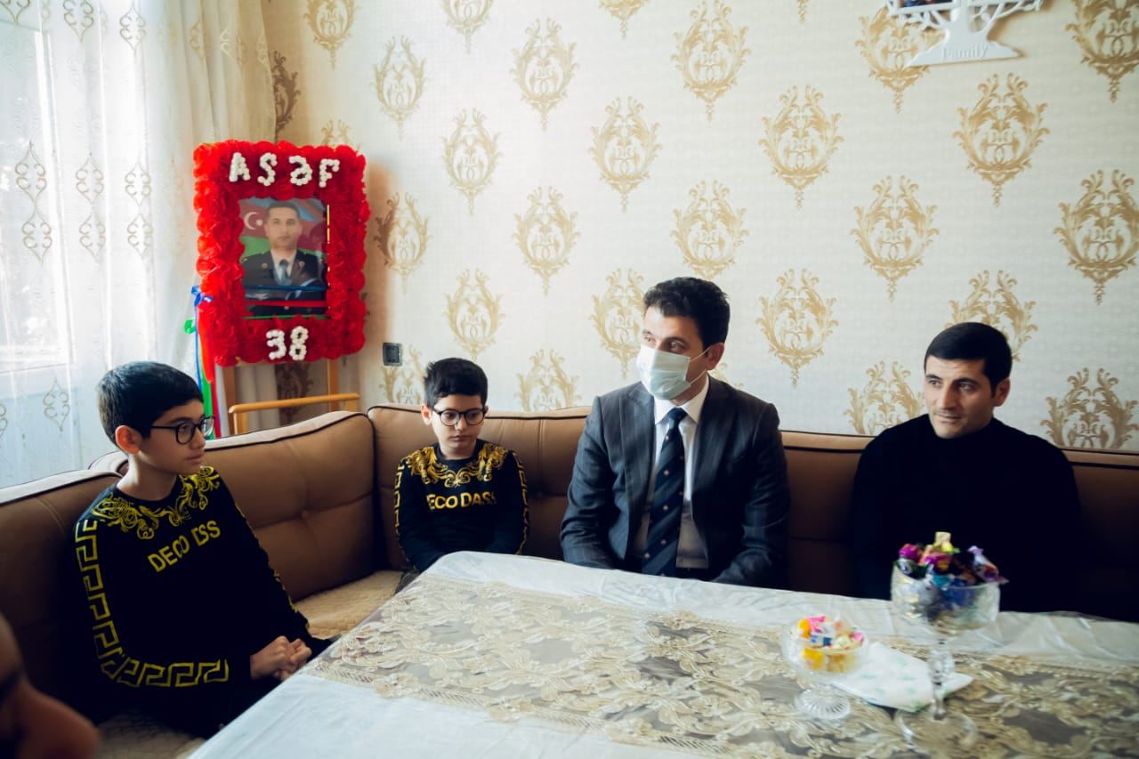Millət vəkili Naqif Həmzəyev şəhid Asəf Maşıyevin ailəsi ilə görüşüb (FOTO) - Gallery Image