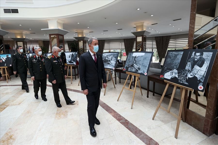 Hulusi Akar İstanbulda Xocalıya həsr olunmuş sərgidə olub (FOTO/VİDEO) - Gallery Image