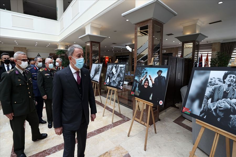 Hulusi Akar İstanbulda Xocalıya həsr olunmuş sərgidə olub (FOTO/VİDEO) - Gallery Image