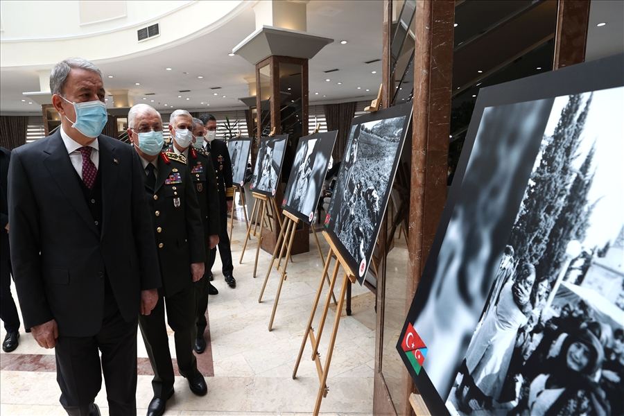 Hulusi Akar İstanbulda Xocalıya həsr olunmuş sərgidə olub (FOTO/VİDEO) - Gallery Image
