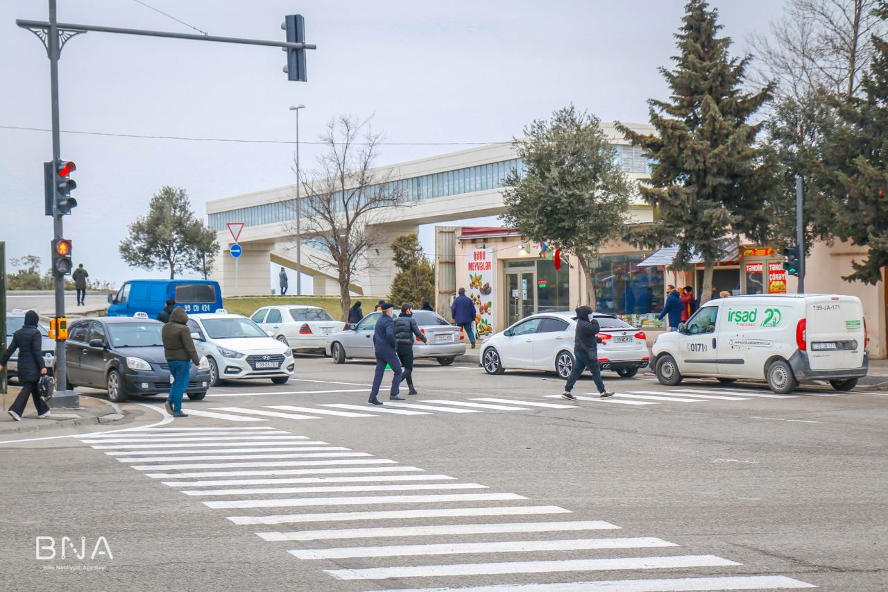Daha bir kəsişmədə svetoforlarla nizamlanma təşkil edilib (FOTO) - Gallery Image
