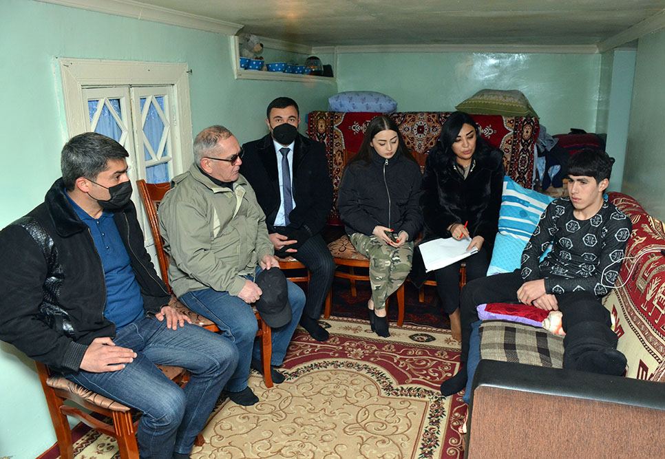 Şəhid ailələri ziyarət olunur (FOTO) - Gallery Image