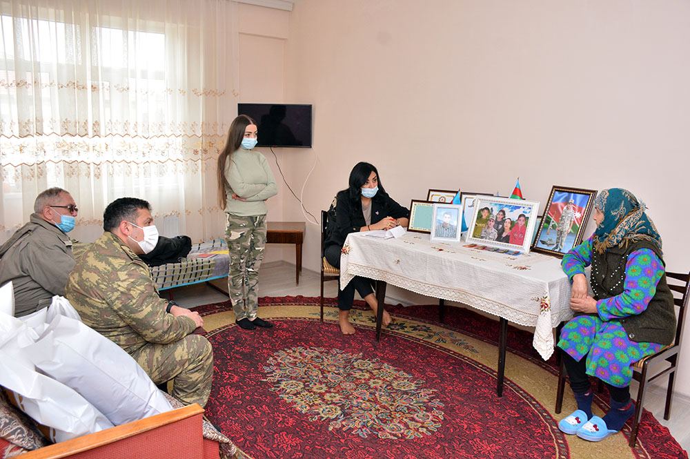 Şəhid ailələri ziyarət olunur (FOTO) - Gallery Image