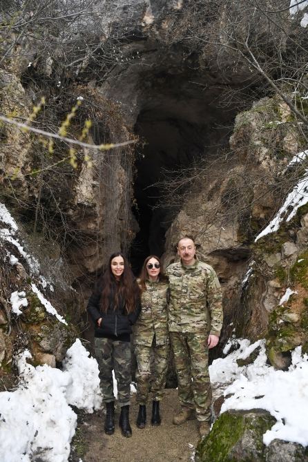 Prezident İlham Əliyev və birinci xanım Mehriban Əliyeva Azıx mağarasında (FOTO/VİDEO) - Gallery Image