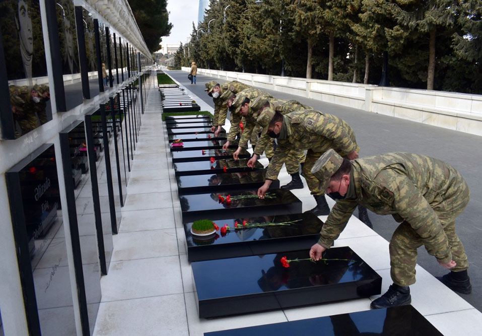 Hərbi qulluqçular qəhrəman Vətən övladlarının məzarlarını ziyarət ediblər (FOTO) - Gallery Image