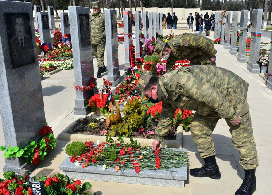 Hərbi qulluqçular qəhrəman Vətən övladlarının məzarlarını ziyarət ediblər (FOTO) - Gallery Image