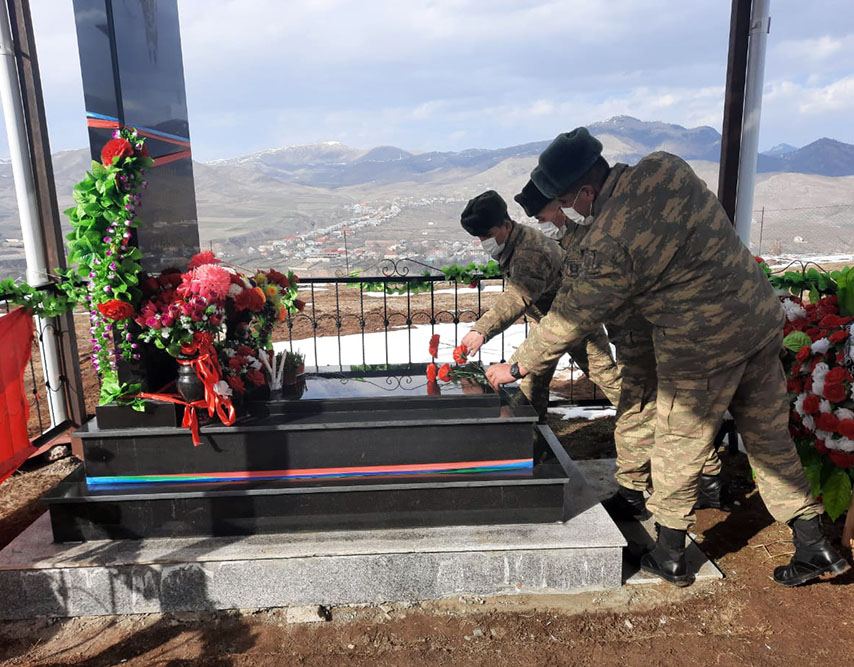 Hərbi qulluqçular qəhrəman Vətən övladlarının məzarlarını ziyarət ediblər (FOTO) - Gallery Image