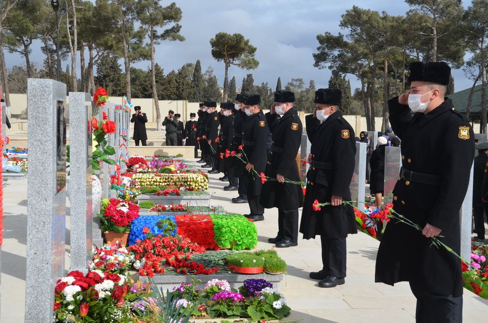 Hərbi qulluqçular qəhrəman Vətən övladlarının məzarlarını ziyarət ediblər (FOTO) - Gallery Image
