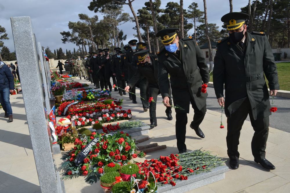 Hərbi qulluqçular qəhrəman Vətən övladlarının məzarlarını ziyarət ediblər (FOTO) - Gallery Image