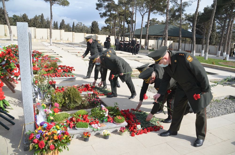 Hərbi qulluqçular qəhrəman Vətən övladlarının məzarlarını ziyarət ediblər (FOTO) - Gallery Image