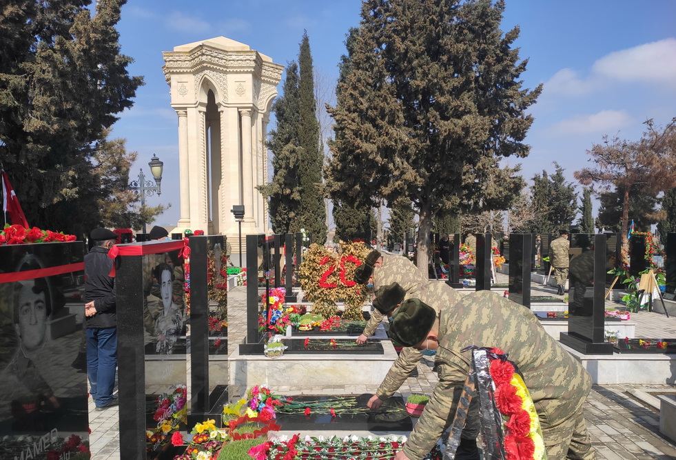 Hərbi qulluqçular qəhrəman Vətən övladlarının məzarlarını ziyarət ediblər (FOTO) - Gallery Image