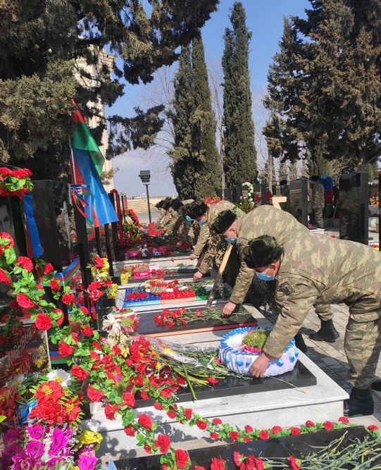 Hərbi qulluqçular qəhrəman Vətən övladlarının məzarlarını ziyarət ediblər (FOTO) - Gallery Image