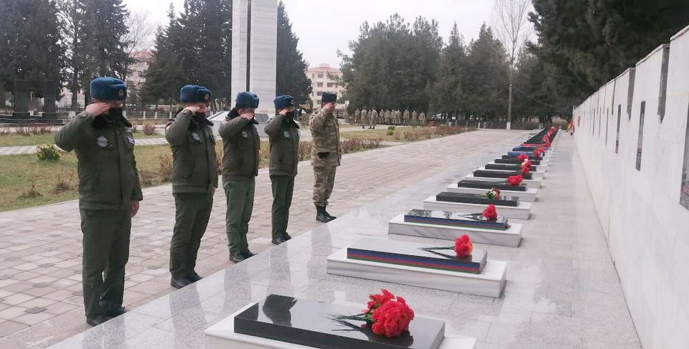 Hərbi qulluqçular qəhrəman Vətən övladlarının məzarlarını ziyarət ediblər (FOTO) - Gallery Image