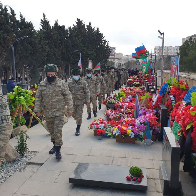 Hərbi qulluqçular qəhrəman Vətən övladlarının məzarlarını ziyarət ediblər (FOTO) - Gallery Image