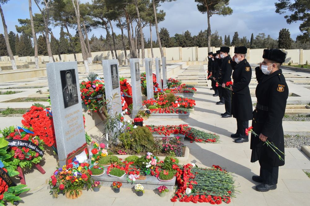 Hərbi qulluqçular qəhrəman Vətən övladlarının məzarlarını ziyarət ediblər (FOTO) - Gallery Image