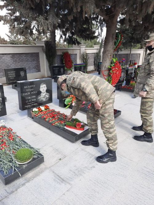 Hərbi qulluqçular qəhrəman Vətən övladlarının məzarlarını ziyarət ediblər (FOTO) - Gallery Image