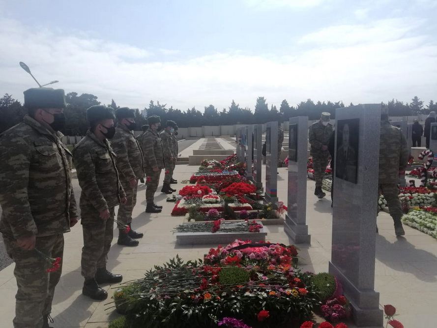 Hərbi qulluqçular qəhrəman Vətən övladlarının məzarlarını ziyarət ediblər (FOTO) - Gallery Image