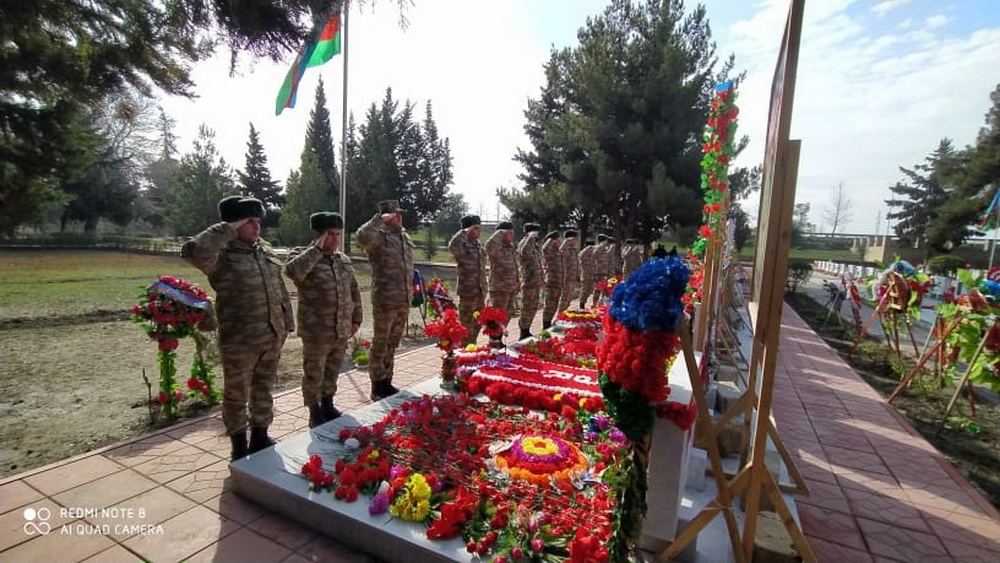 Hərbi qulluqçular qəhrəman Vətən övladlarının məzarlarını ziyarət ediblər (FOTO) - Gallery Image