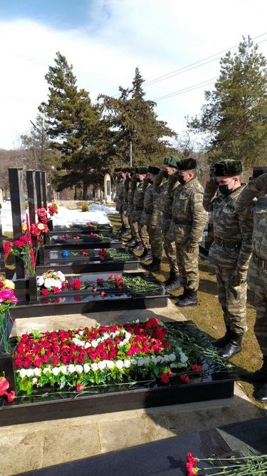 Hərbi qulluqçular qəhrəman Vətən övladlarının məzarlarını ziyarət ediblər (FOTO) - Gallery Image