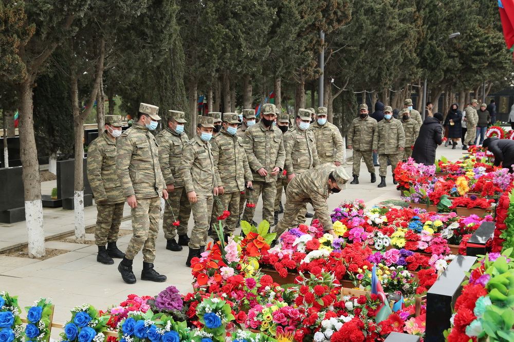 Hərbi qulluqçular qəhrəman Vətən övladlarının məzarlarını ziyarət ediblər (FOTO) - Gallery Image