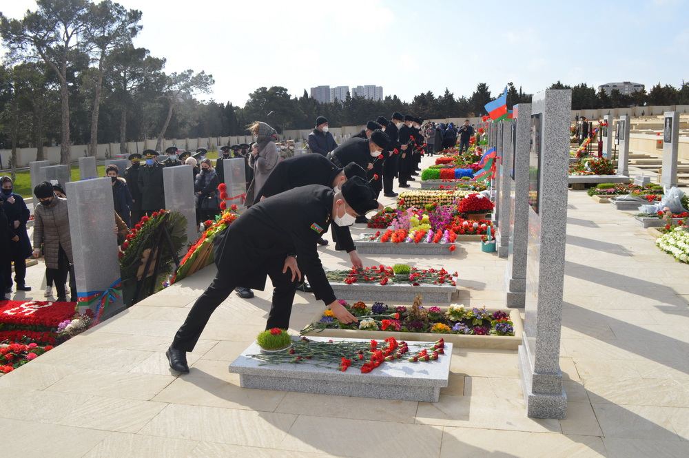 Hərbi qulluqçular qəhrəman Vətən övladlarının məzarlarını ziyarət ediblər (FOTO) - Gallery Image