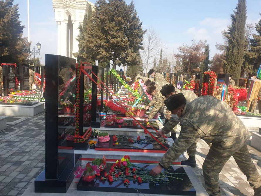 Hərbi qulluqçular qəhrəman Vətən övladlarının məzarlarını ziyarət ediblər (FOTO) - Gallery Image