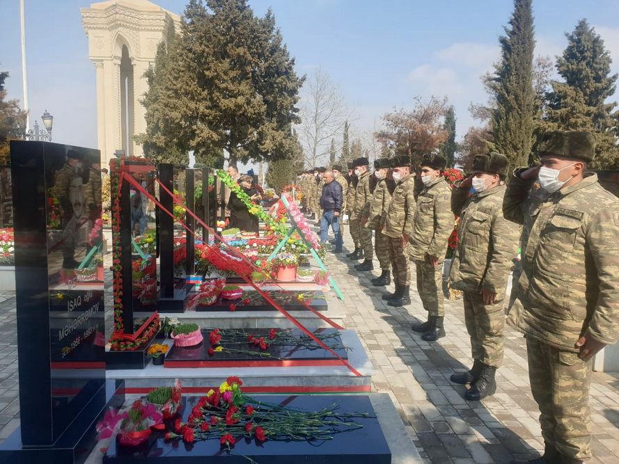 Hərbi qulluqçular qəhrəman Vətən övladlarının məzarlarını ziyarət ediblər (FOTO) - Gallery Image