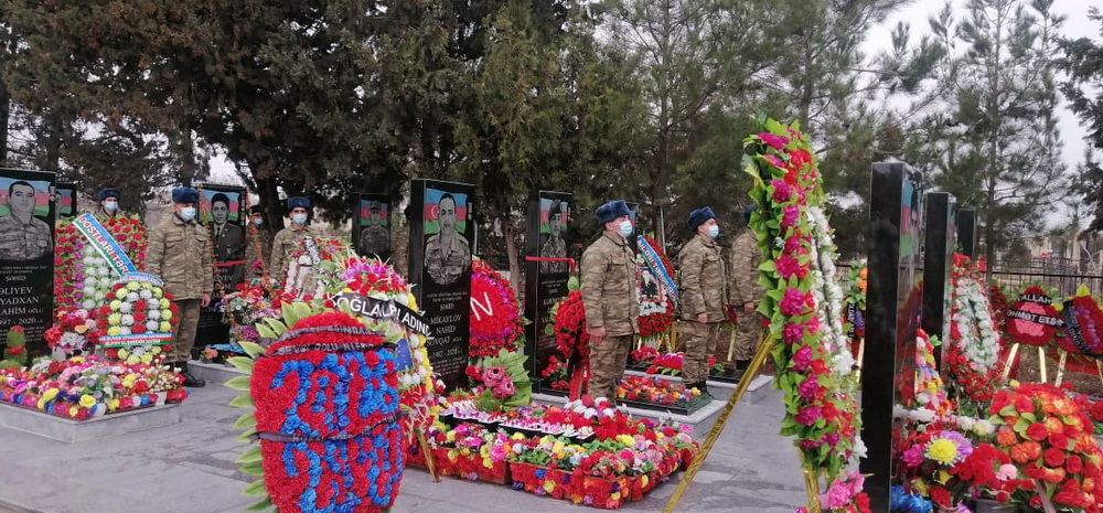 Hərbi qulluqçular qəhrəman Vətən övladlarının məzarlarını ziyarət ediblər (FOTO) - Gallery Image