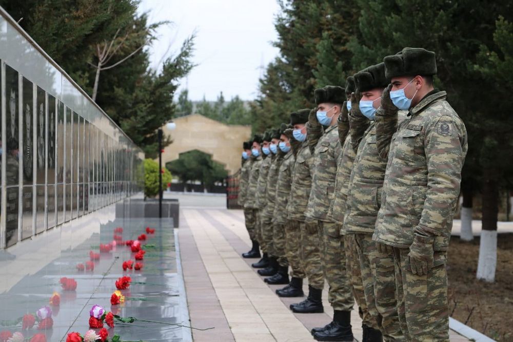 Hərbi qulluqçular qəhrəman Vətən övladlarının məzarlarını ziyarət ediblər (FOTO) - Gallery Image