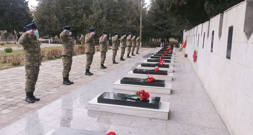 Hərbi qulluqçular qəhrəman Vətən övladlarının məzarlarını ziyarət ediblər (FOTO) - Gallery Image