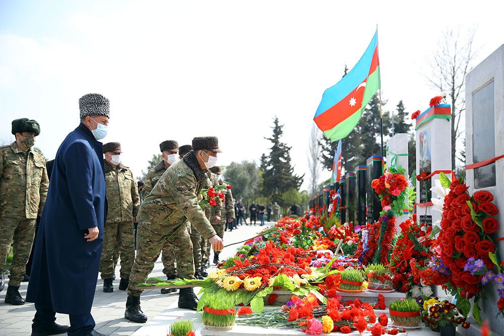 Müdafiə Nazirliyinin rəhbərliyi Bərdədə Şəhidlər xiyabanını ziyarət edib (FOTO/VİDEO) - Gallery Image