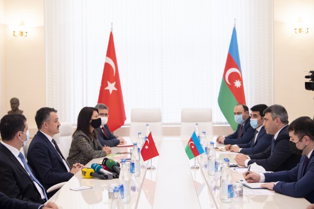 İnam Kərimov türkiyəli həmkarı ilə bəyannamə imzaladı -FOTO